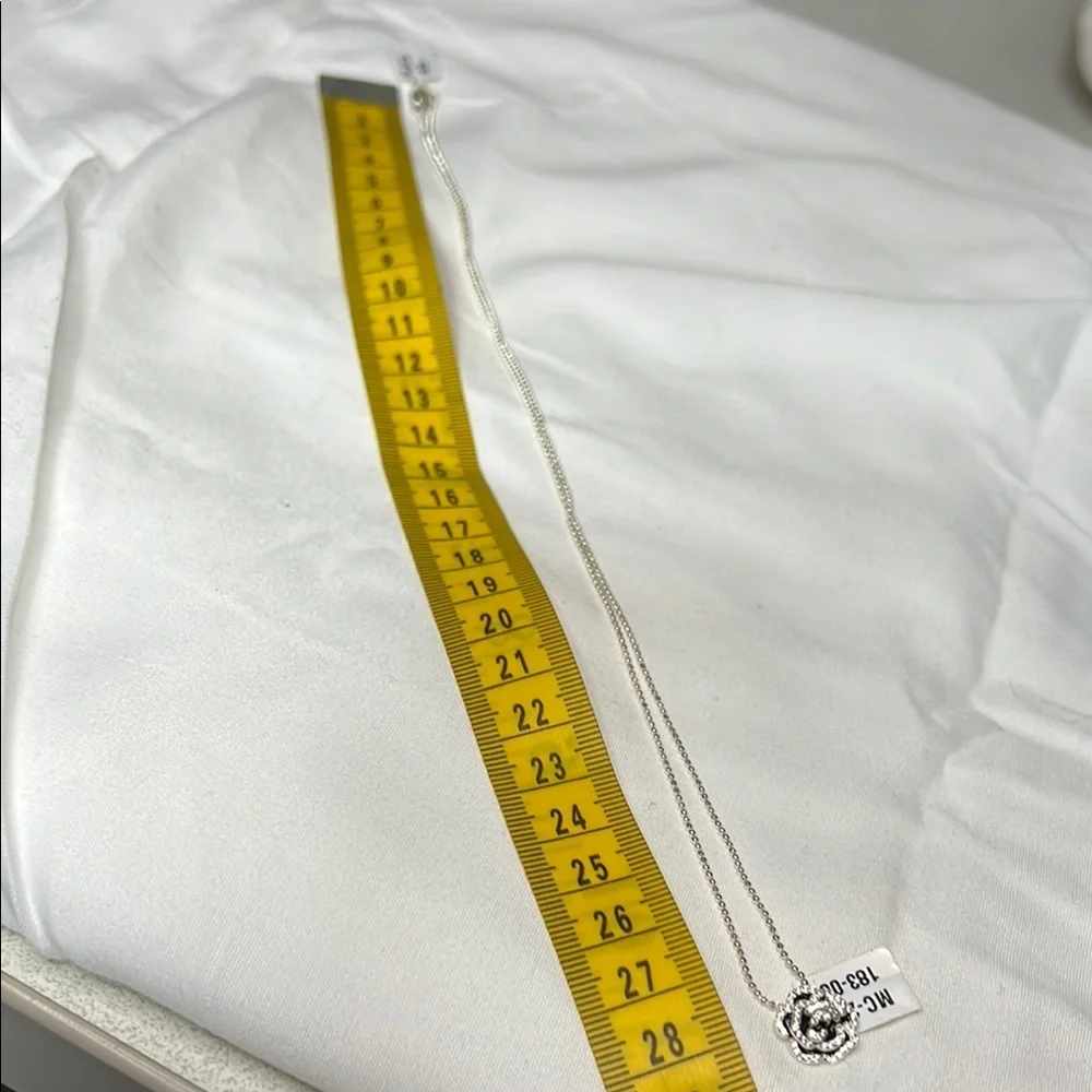 Elegant Silver Necklace with Rose Pendant - Picture 3 of 4